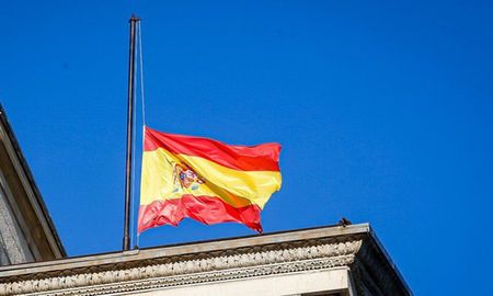 La bandera a media asta en España por el luto. La bandera a media asta en España por el luto.