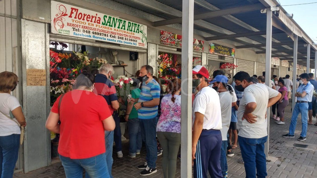 La mayoría de las personas asisten con barbijo al Cementerio Municipal en este Día de la Madre.