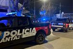 Más de 100 personas se concentraron frente a una casa de Colón al 3400 en barrio Centenario. Más de 100 personas se concentraron frente a una casa de Colón al 3400 en barrio Centenario.