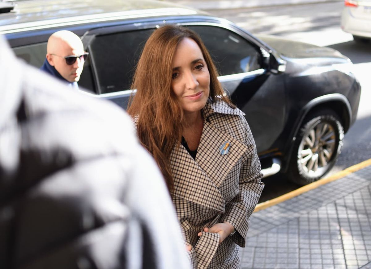 La vicepresidenta de la Nación, Victoria Villarruel, visitó este martes la ciudad de Rosario para participar de una misa en homenaje a su padre, un ex integrante de las Fuerzas Armadas.