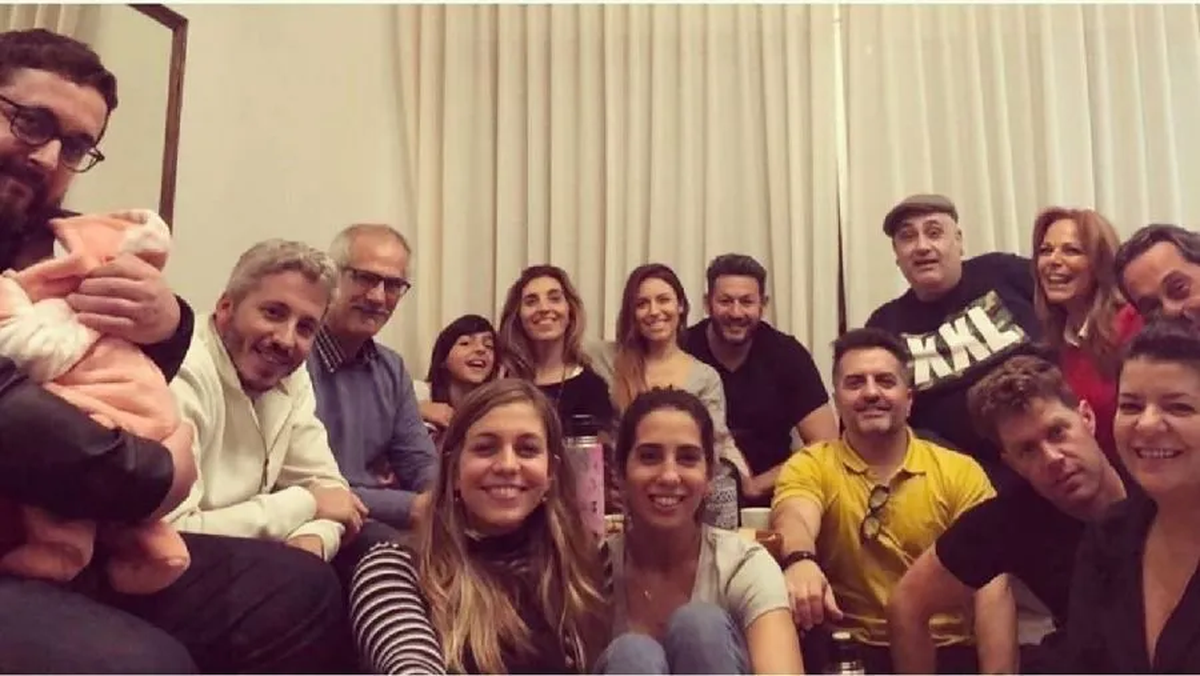 El grupo de LAM en la casa de Brey. Medina fue a la reunión y posó al lado de su pareja. El grupo de LAM en la casa de Brey. Medina fue a la reunión y posó al lado de su pareja.