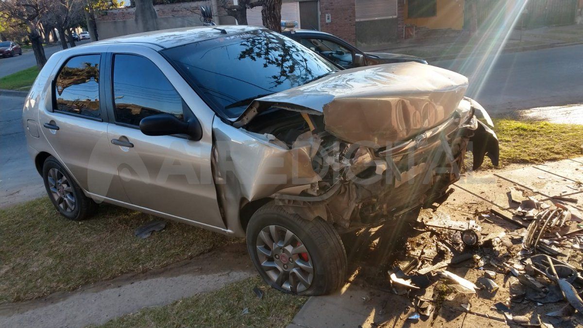 El auto Fiat Palio quedó completamente dañado en la parte frontal y su conductor fue trasladado al Hospital Cullen.