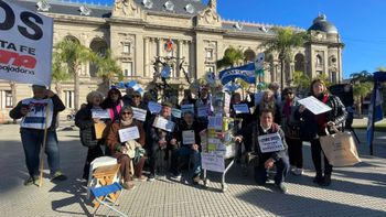 Este miércoles por la tarde se realizó la décima marcha de los banquitos, frente a Casa de Gobierno en Santa Fe.