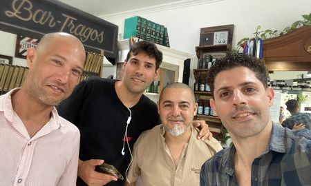 Los periodistas de AIRE pasaron por la peluquería en vivo tras la consagración de la Selección Argentina en el Mundial de Qatar 2022. Los periodistas de AIRE pasaron por la peluquería en vivo tras la consagración de la Selección Argentina en el Mundial de Qatar 2022.