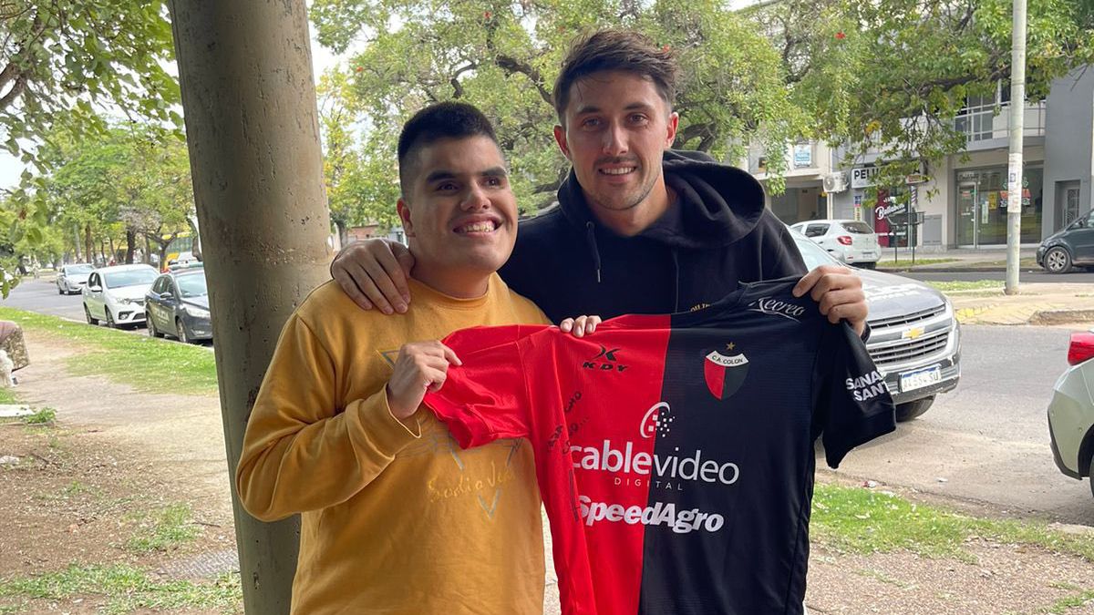 El defensor sabalero Facundo Garcés se contactó con Ezequiel Moreira para regalarle la camiseta que usó en el encuentro ante Vélez. Foto: Emiliano Nunia (@EmiNunia4).