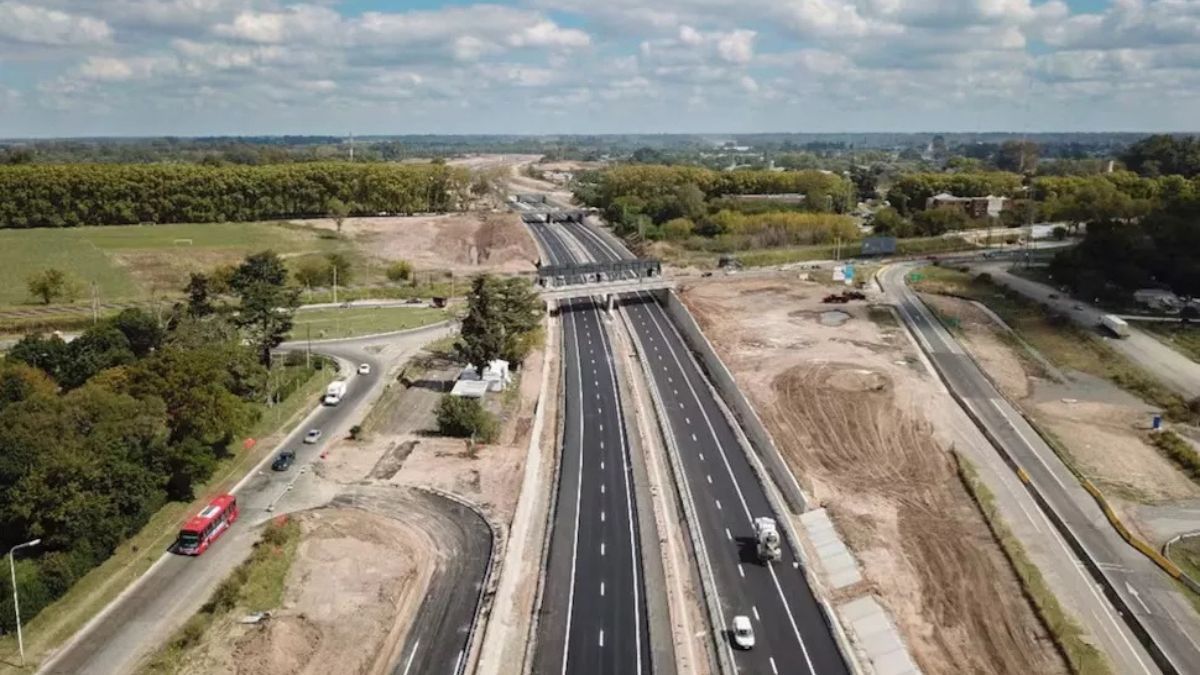 La medida, pone a disposici&oacute;n del sector privado la construcci&oacute;n, explotaci&oacute;n, administraci&oacute;n y mantenimiento de m&aacute;s de 1.800 kil&oacute;metros de rutas nacionales.