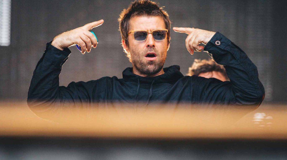 Increíble: El músico Liam Gallagher se cayó de un helicóptero