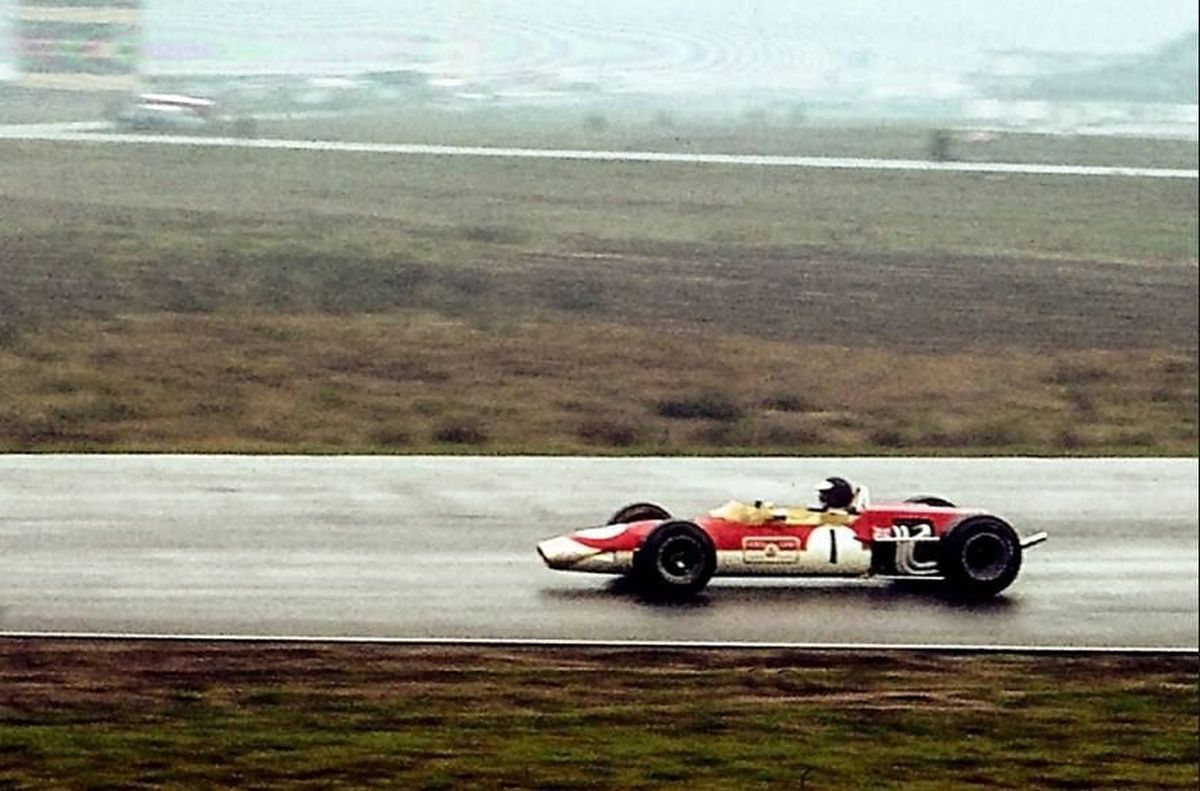 En la última foto que le sacaron compitiendo, tomada una vuelta antes de la tragedia que terminó con su vida, Clark conduce su Lotus en el veloz y peligroso Hockenheim. Tras haber largado desde el séptimo cajón de la grilla, el accidente se produjo en el quinto giro de la serie inicial, bajo una persistente lluvia, y mientras marchaba en la 8ª posición.