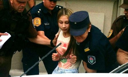 nahir galarza agredio con un telefono en la cara a otra detenida nahir galarza agredio con un telefono en la cara a otra detenida