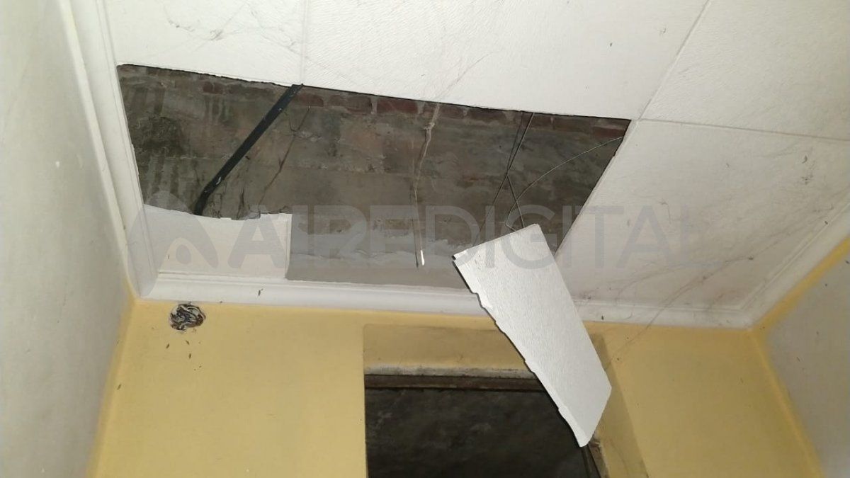 Los dos delincuentes armados destruyeron el cielorraso en busca de dinero