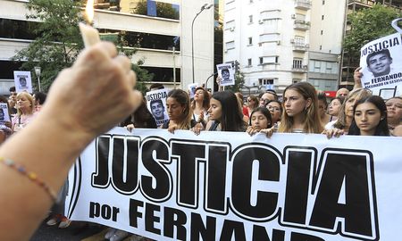 Familiares y amigos del joven Fernando Báez Sosa, que fue asesinado a la salida de un boliche de Villa Gesell, durante la marcha del silencio que se realizó en el barrio porteño de Recoleta. Familiares y amigos del joven Fernando Báez Sosa, que fue asesinado a la salida de un boliche de Villa Gesell, durante la marcha del silencio que se realizó en el barrio porteño de Recoleta.