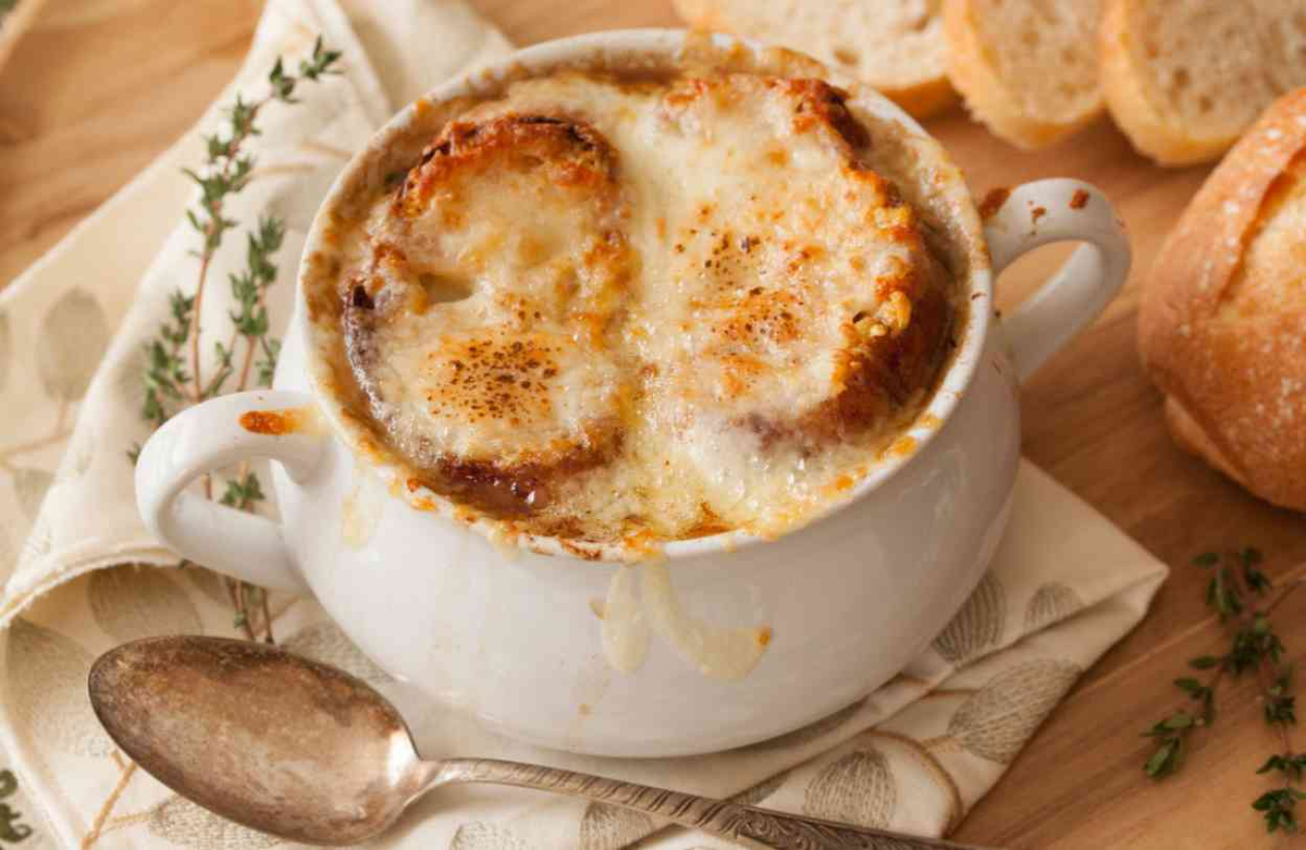 La sopa de cebolla es una alternativa deliciosa y fácil de hacer en casa, con pocos ingredientes y un paso a paso muy sencillo. La sopa de cebolla es una alternativa deliciosa y fácil de hacer en casa, con pocos ingredientes y un paso a paso muy sencillo.