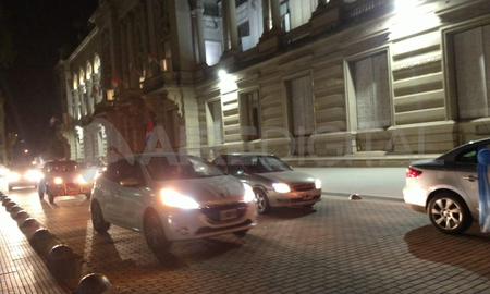 Padres autoconvocados realizaron una caravana de autos y se manifestaron en contra de la suspensión de las clases presenciales.&nbsp;