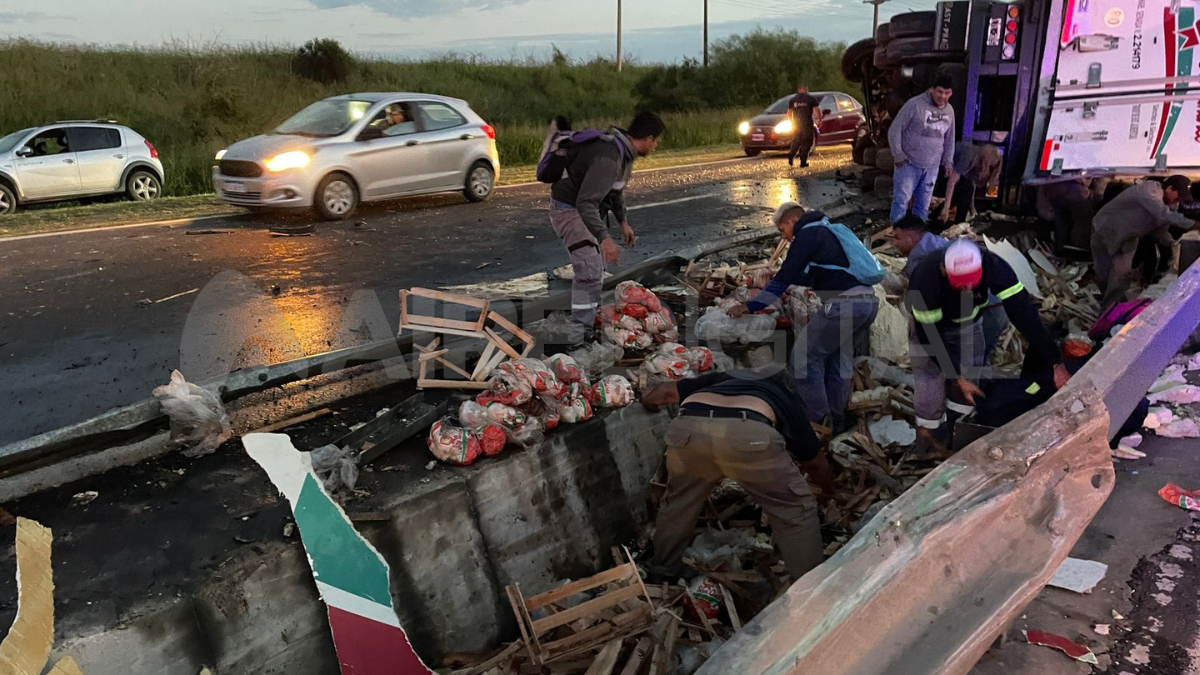 Por el vuelco, una importante cantidad de mercadería quedó sobre el pavimento.