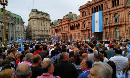 macri encabeza su marcha de despedida mas juntos que nunca en plaza de mayo macri encabeza su marcha de despedida mas juntos que nunca en plaza de mayo