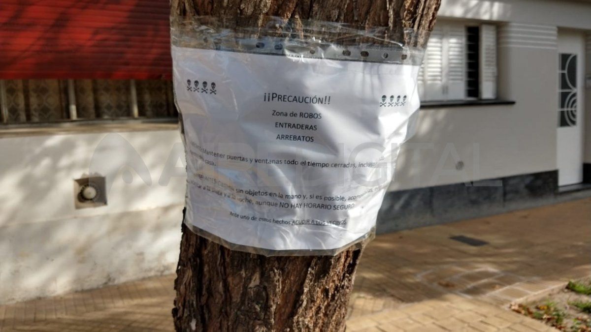 Vecinos de Candioti colocaron cartelería preventiva de delitos