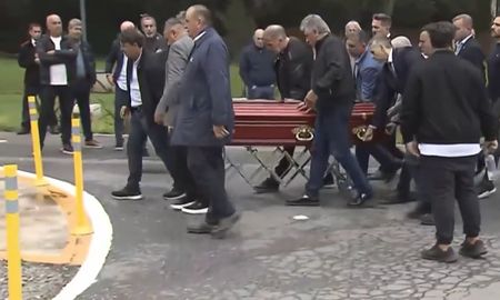 Se realizó el velorio al Flaco Menotti en el predio de la AFA con la presencia de grandes figuras del fútbol argentino. Se realizó el velorio al Flaco Menotti en el predio de la AFA con la presencia de grandes figuras del fútbol argentino.