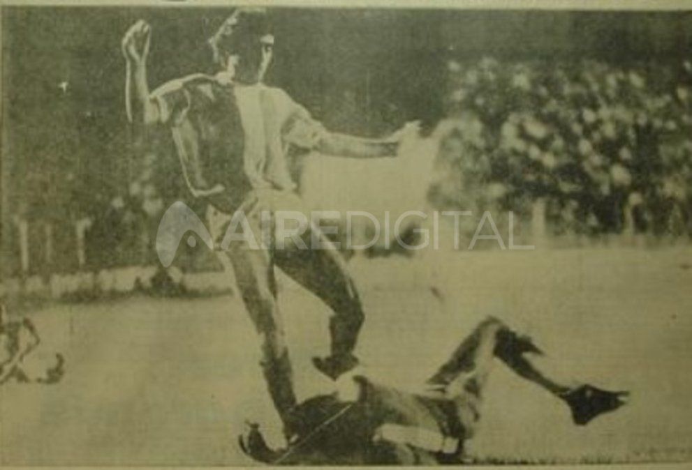 El "Turco" Alí disputando un balón con la camiseta de Unión, en la última ocasión en que el "Tate" venció a Atlético Tucumán en Primera División, por el Nacional