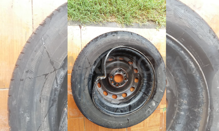 Así quedó la rueda del vehículo tras el asalto en la autopista Santa Fe-Rosario. Así quedó la rueda del vehículo tras el asalto en la autopista Santa Fe-Rosario.