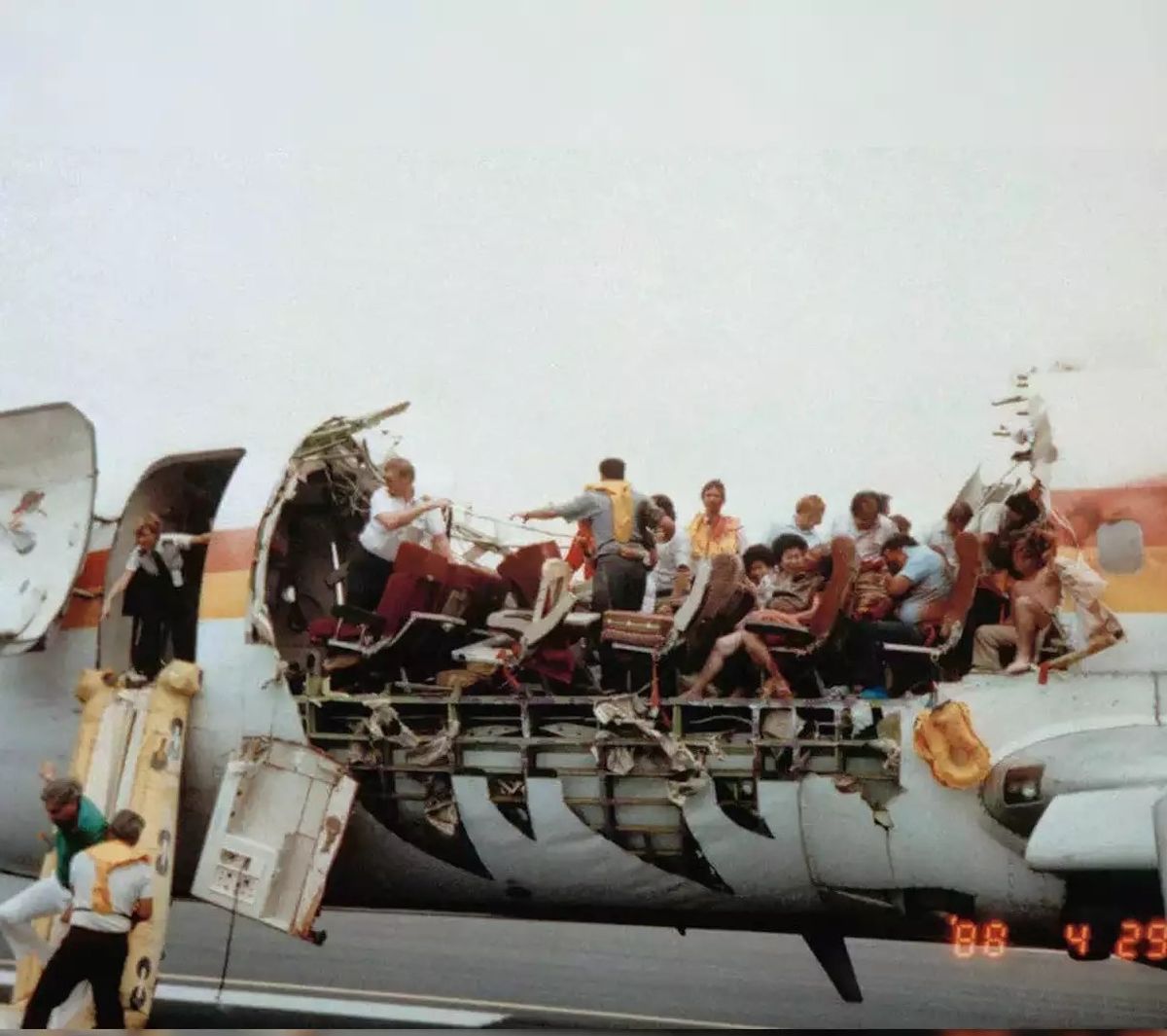 Hubo 65 heridos (siete de ellos de gravedad) pero, afortunadamente, todos sobrevivieron. En la foto, la primer oficial Madeline Tompkins ayuda a un pasajero a evacuar el B737 por el tobogán de emergencia desplegado en la puerta delantera izquierda. Hubo 65 heridos (siete de ellos de gravedad) pero, afortunadamente, todos sobrevivieron. En la foto, la primer oficial Madeline Tompkins ayuda a un pasajero a evacuar el B737 por el tobogán de emergencia desplegado en la puerta delantera izquierda.