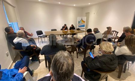 Vecinos de Arroyo Leyes se reúnen, en búsqueda de mayor control y seguridad, ante la ola de robos que sufre la comuna. Vecinos de Arroyo Leyes se reúnen, en búsqueda de mayor control y seguridad, ante la ola de robos que sufre la comuna.