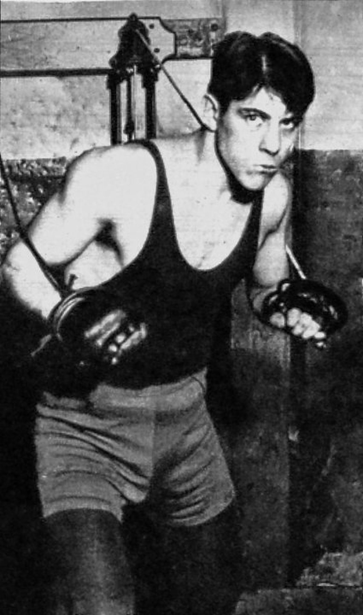 Para la temporada de 1930, Suárez se desvinculó de su entrenador, Diego El Gordo Franco y, sus nuevos managers, fueron los promotores de boxeo más importantes de la época, José Pepe Lectoure e Ismael Pace, quienes estaban en pleno proceso de construcción de un estadio que sería legendario: el Luna Park.