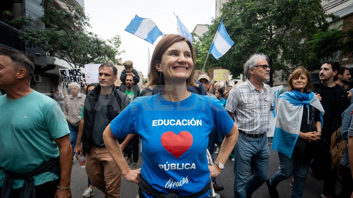 Esta masiva movilización universitaria –donde la mayoría de los carteles y banderas eran de instituciones o agrupaciones universitarias y muy pocas de partidos políticos- fue seguida por entidades sindicales e instituciones comerciales e industriales. Esta masiva movilización universitaria –donde la mayoría de los carteles y banderas eran de instituciones o agrupaciones universitarias y muy pocas de partidos políticos- fue seguida por entidades sindicales e instituciones comerciales e industriales.