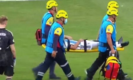 Facundo Buonanotte fue retirado del partido en camilla, con un cuello ortopédico, y trasladado de inmediato al hospital en ambulancia. Facundo Buonanotte fue retirado del partido en camilla, con un cuello ortopédico, y trasladado de inmediato al hospital en ambulancia.