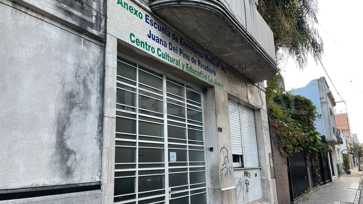 La escuela está ubicada en 4 de Enero 2.846, en el centro de la ciudad de Santa Fe.