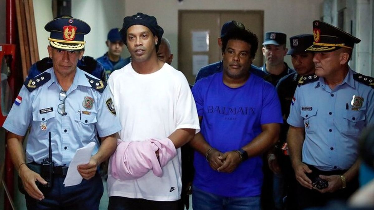 Dictaron la prisión preventiva para Ronaldinho por ingresar a Paraguay con un pasaporte falso