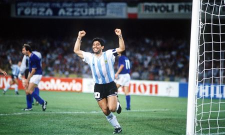 la publicacion de maradona por los 30 anos de italia 90: no tenia una en el dedo gordo del pie la publicacion de maradona por los 30 anos de italia 90: no tenia una en el dedo gordo del pie