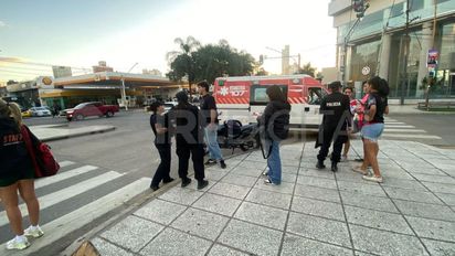 Accidente de tránsito: un automovilista chocó a una mujer que caminaba por Bulevar y se dio a la fuga