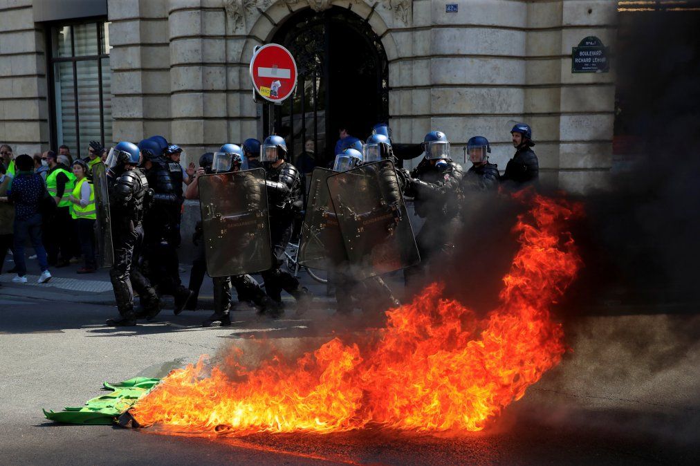 Enfrentamientos en las calles de París por otra marcha de los “chalecos amarillos”