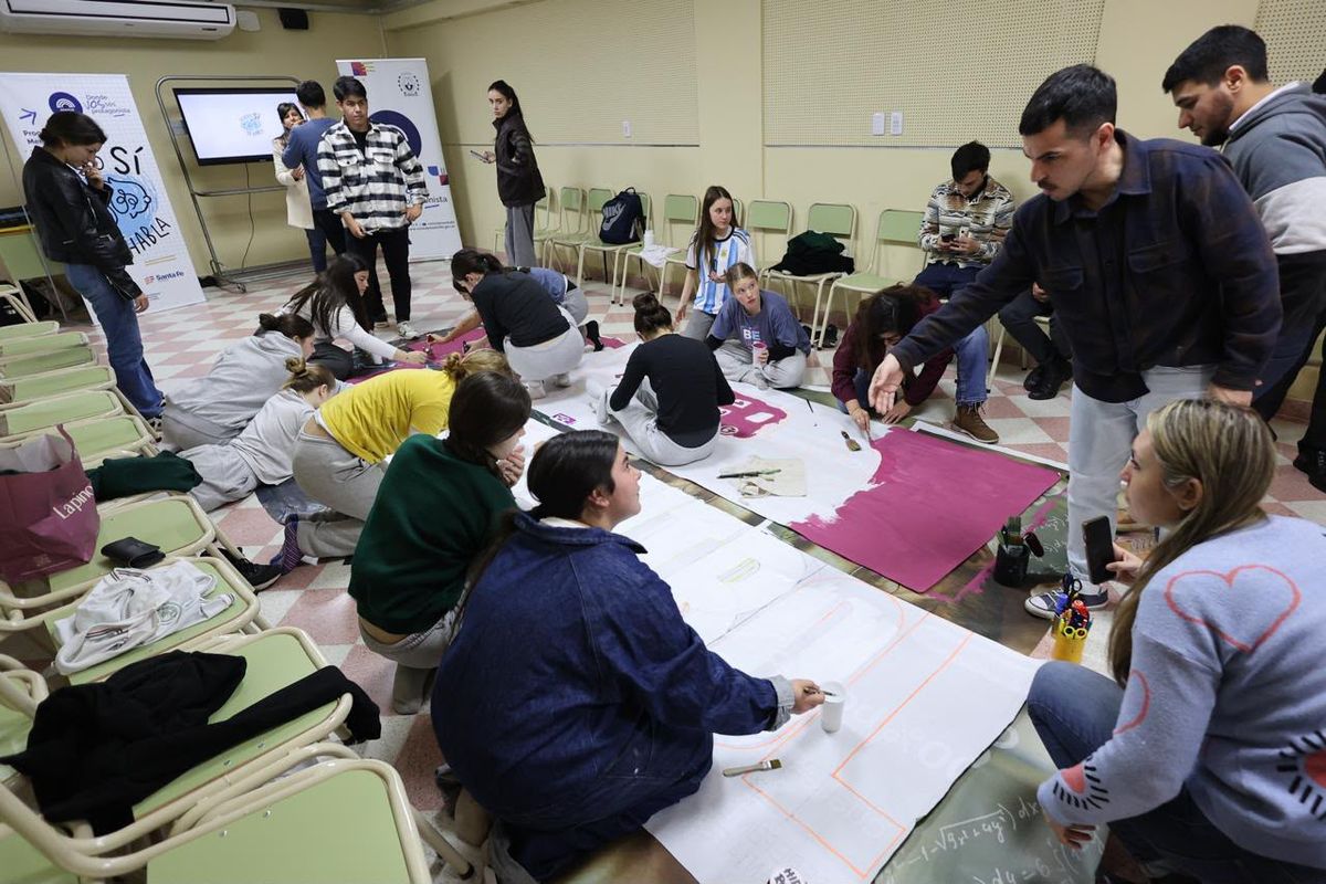 En el marco de la edición 2026 de “De esto sí se habla” sobre Salud Mental Adolescente, estudiantes de seis escuelas secundarias de la ciudad participan de la creación de murales colectivos con la Secretaría de Cultura y Medios de la Universidad Nacional del Litoral (UNL).&nbsp;