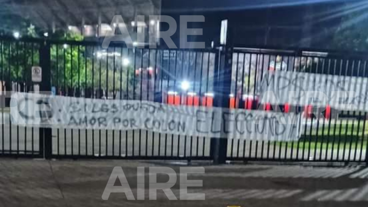 En fotos: las dos banderas y los mensajes que aparecieron en la cancha de Colón: a quién fueron dirigidas