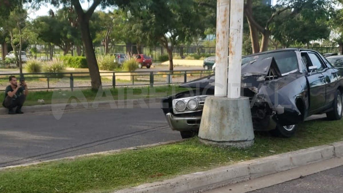 Un Ford Fairlane modelo 59 chocó contra un poste de luz en la Costanera Este.visibility
