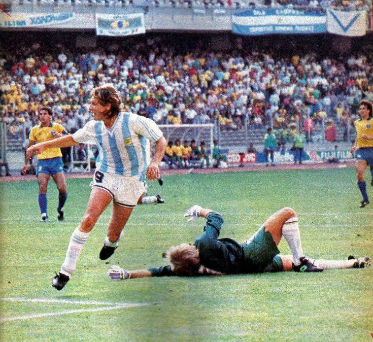 Claudio Caniggia vence a Taffarel y desata la euforia. Argentina consumada la hazaña y clasificaba a los cuartos de final de Italia 1990.