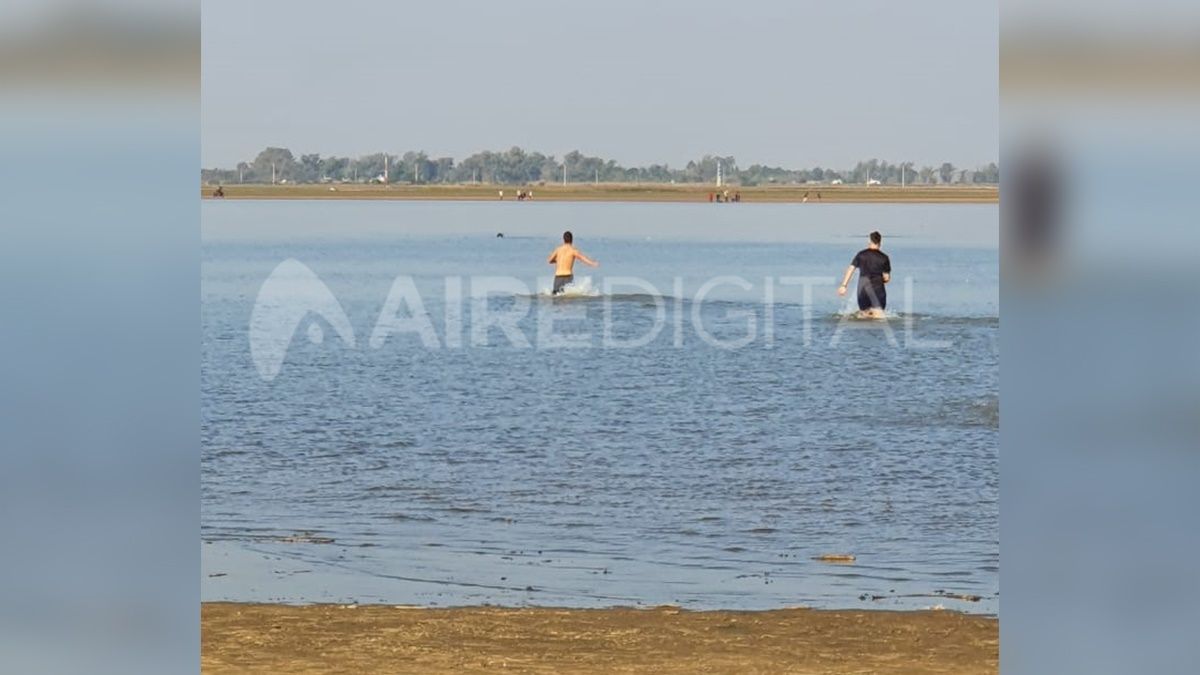 Un oyente de Aire de Santa Fe capt&oacute; con su tel&eacute;fono m&oacute;vil el momento justo en que&nbsp;el guardavidas&nbsp;Agust&iacute;n Trovetti Colombini entraba corriendo a la laguna para intentar rescatar a las personas que se&nbsp;ahogaban.
