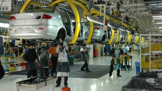 Cayó casi 30% la producción automotriz en febrero