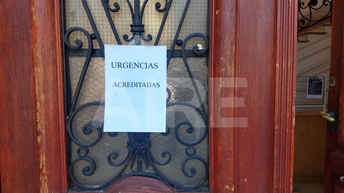 Este miércoles colocaron un cartel en la puerta del Registro Civil que indica que las urgencias acreditadas se atienden sin turno.