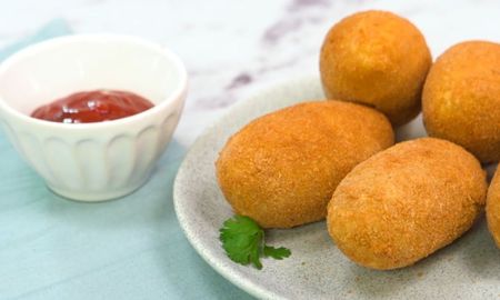 Todos los detalles para hacer bombas de papa con la receta de Cocineros Argentinos.