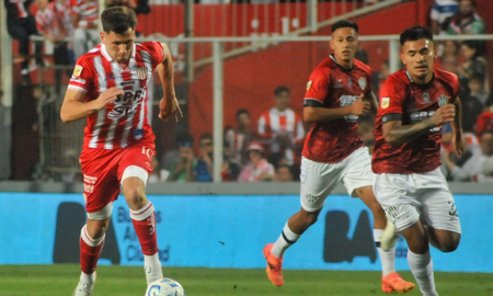 Las camisetas de Unión y Central Córdoba se prestaban para la confusión y por eso, el tatengue cambió su camiseta por una azul, para jugar el segundo tiempo. Las camisetas de Unión y Central Córdoba se prestaban para la confusión y por eso, el tatengue cambió su camiseta por una azul, para jugar el segundo tiempo.