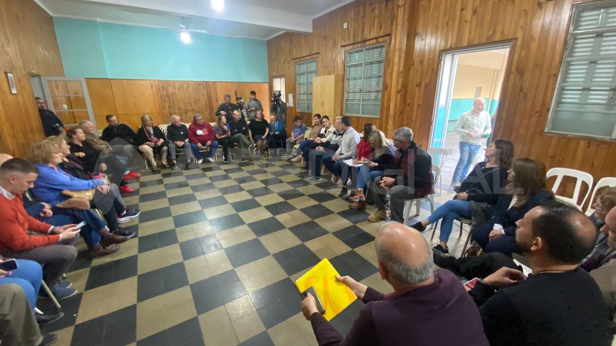 La reunión de vecinos de barrio Mayoraz y Belgrano con el Ministerio de Seguridad se realizó en el Colegio Verna.