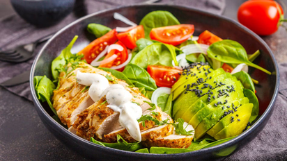 Ensalada de pollo y palta saludable: la receta de cena proteica con solo 5 ingredientes