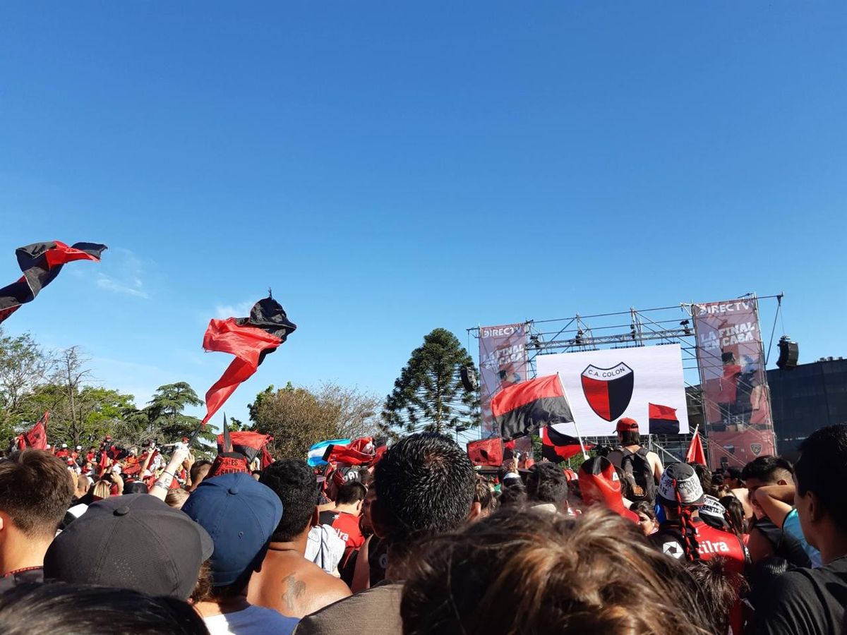 En Santa Fe los hinchas siguieron la final por pantalla gigante.