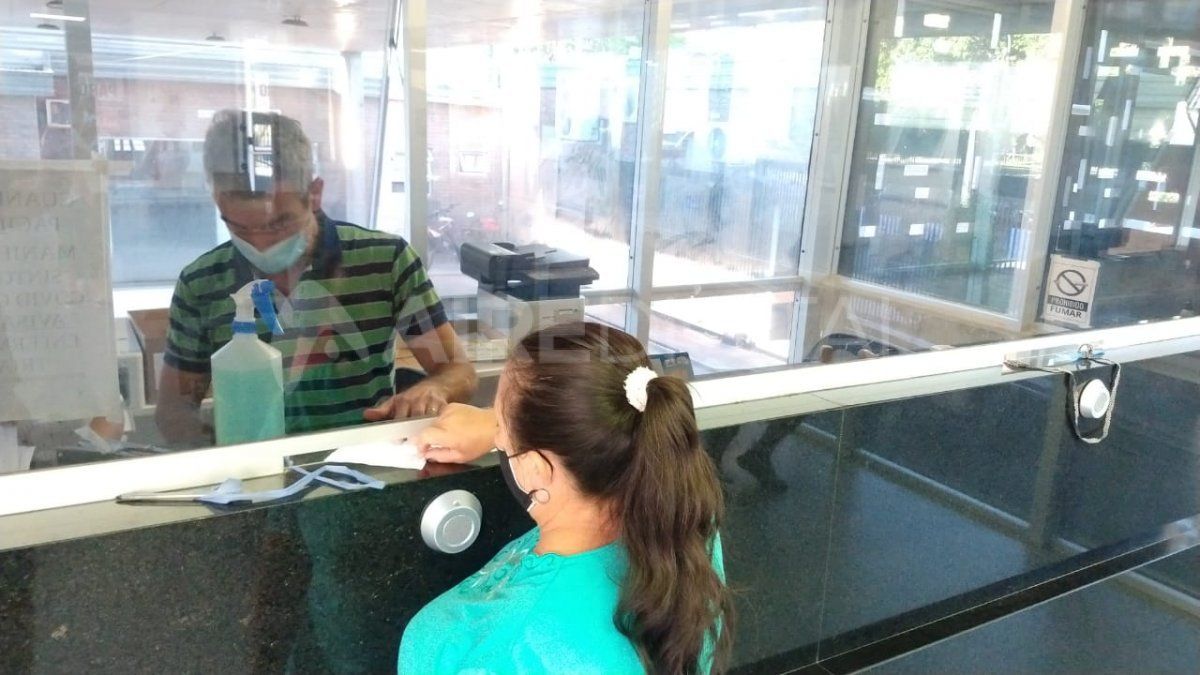 El subdirector del Cullen, Hernán Malatini, trabaja en la Admisión del hospital ante el paro del personal de salud. 