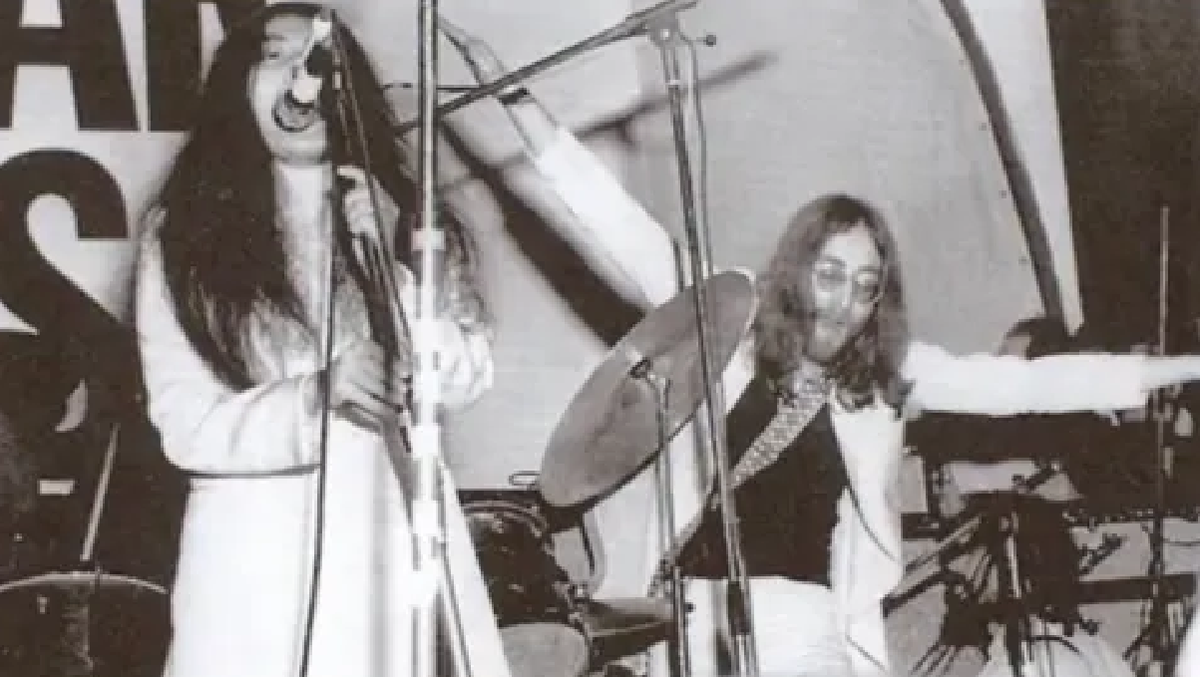 El escenario del Lyceum estaba adornado con una pancarta gigante con el mensaje &laquo;La guerra ha terminado&raquo;, que muestra el sentimiento de John y Yoko.&nbsp;