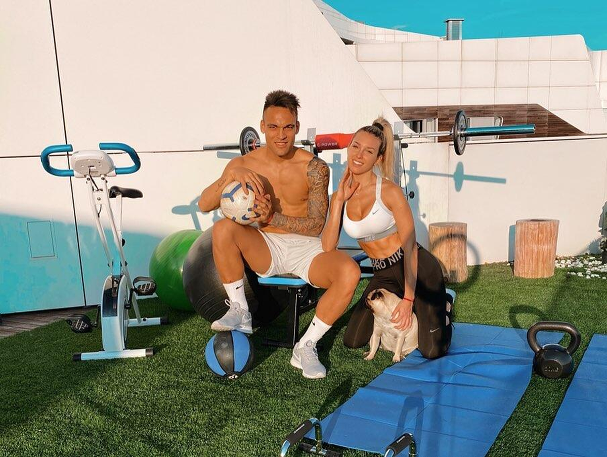 Lautaro Martínez vive junto a su pareja, Agustina Gandolfo, y su hija, en una mansión.
