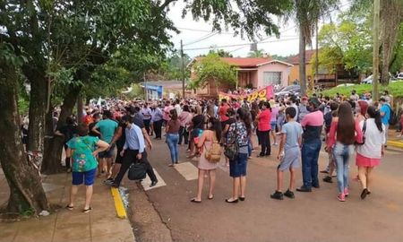 Vecinos y amigos de la familia de la cual fue desvinculada la nena de 4 años marcharon este viernes hacia el Juzgado de Familia a cargo de la Dra. Corina Jones. Los manifestantes reclamaron que la devuelvan a la menor a su hogar. Vecinos y amigos de la familia de la cual fue desvinculada la nena de 4 años marcharon este viernes hacia el Juzgado de Familia a cargo de la Dra. Corina Jones. Los manifestantes reclamaron que la devuelvan a la menor a su hogar.