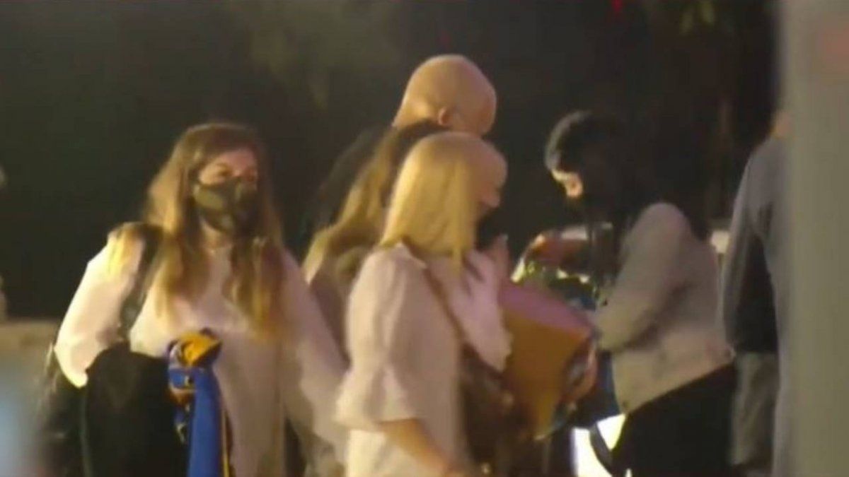 Claudia y sus hijas llegando al velatorio de Diego Maradona.